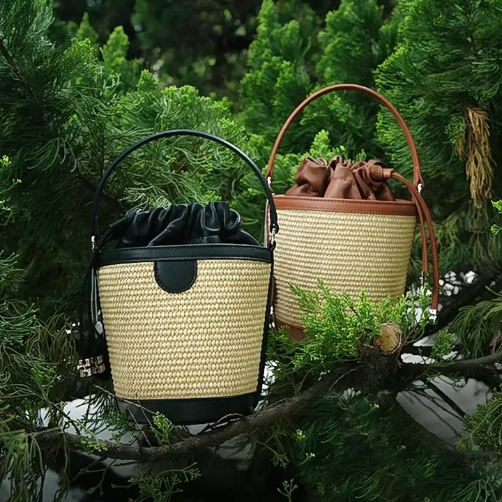 Bucket bag s cyber stilom, ovčja koža s lanenim uzorkom, cilindrični oblik, otvaranje šnórom, podstava od ovčje kože