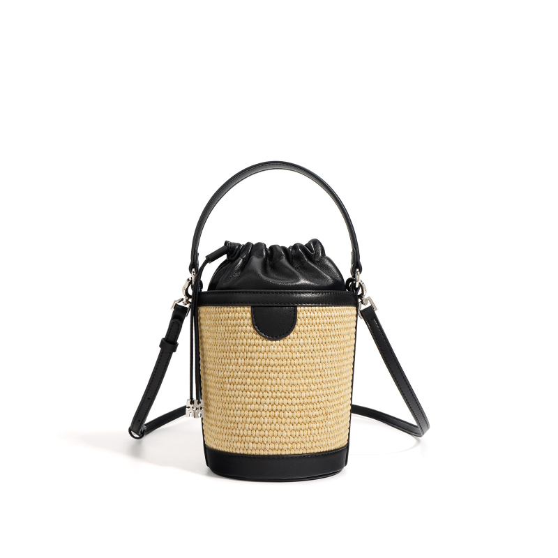 Bucket bag s cyber stilom, ovčja koža s lanenim uzorkom, cilindrični oblik, otvaranje šnórom, podstava od ovčje kože