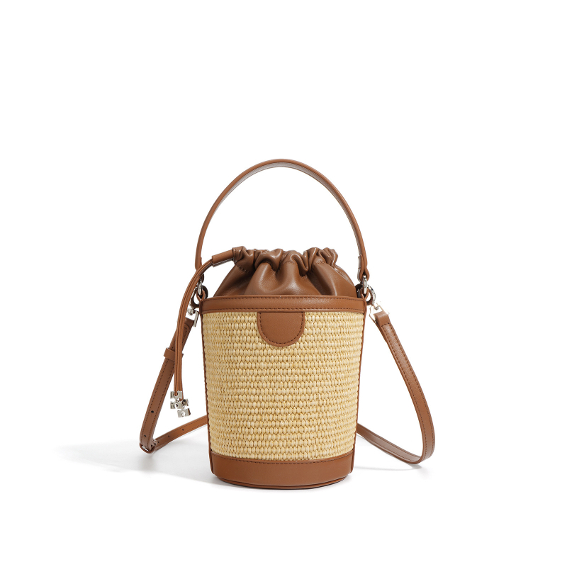 Bucket bag s cyber stilom, ovčja koža s lanenim uzorkom, cilindrični oblik, otvaranje šnórom, podstava od ovčje kože