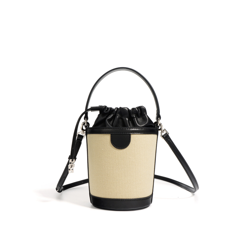 Bucket bag s cyber stilom, ovčja koža s lanenim uzorkom, cilindrični oblik, otvaranje šnórom, podstava od ovčje kože