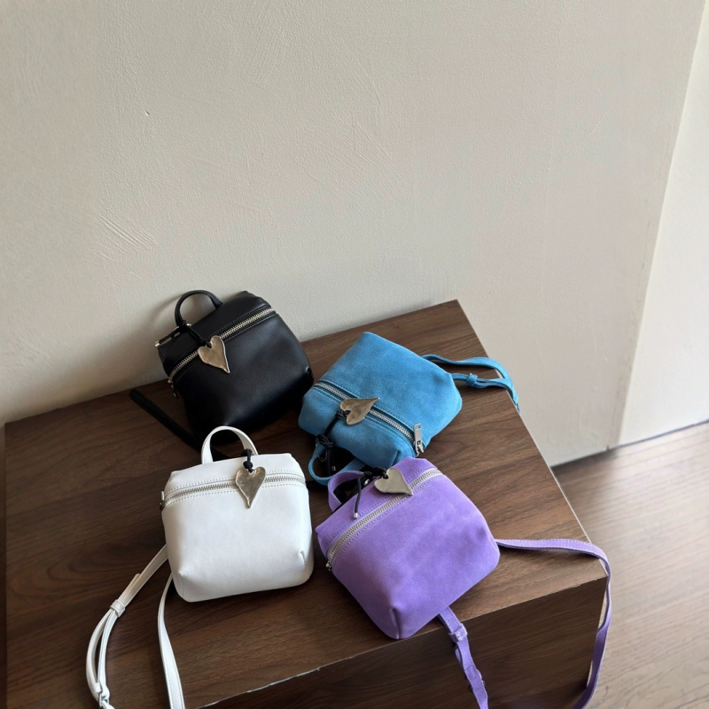 Bucket torba s oblikom srca od prve klase teleće kože, vertikalni kvadratni oblik, zatvarač, poliester podstava, unutarnji džepovi za telefon i ID, jedan remen, gradski stil