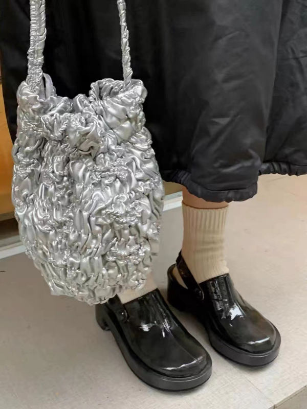 Geantă tip găleată Cosmos – plisată, cilindrică, închidere cu șnur, material poliester, curea pe umăr