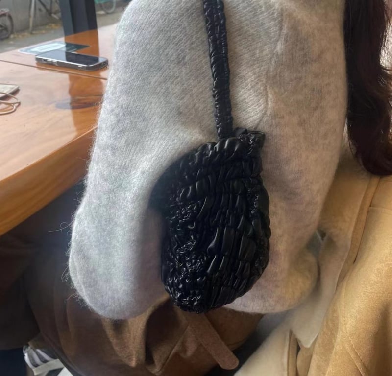 Geantă tip găleată Cosmos – plisată, cilindrică, închidere cu șnur, material poliester, curea pe umăr