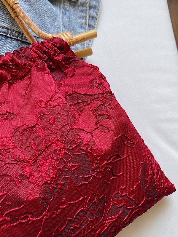 Svadbena ženska torbica u književno-narodnom stilu, Jacquard tkanina, okomito kvadratni oblik, magnetsko zatvaranje, poliester podstava