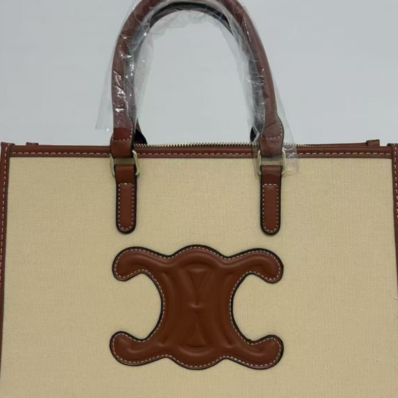 Crossbody torba od PU kože, zatvarač na zip, unutarnji skriveni džep sa zipom, jednostruki remen, horizontalnog kvadratnog oblika