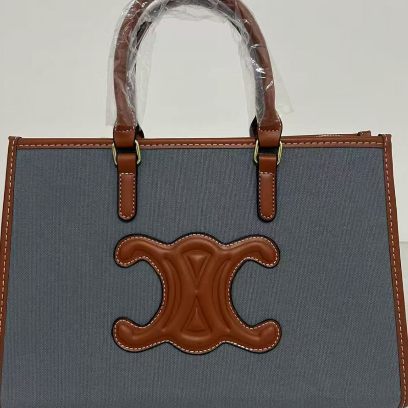 Crossbody torba od PU kože, zatvarač na zip, unutarnji skriveni džep sa zipom, jednostruki remen, horizontalnog kvadratnog oblika