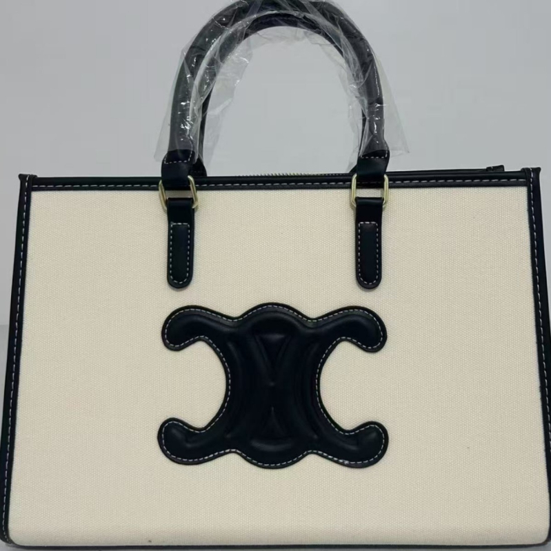 Crossbody torba od PU kože, zatvarač na zip, unutarnji skriveni džep sa zipom, jednostruki remen, horizontalnog kvadratnog oblika