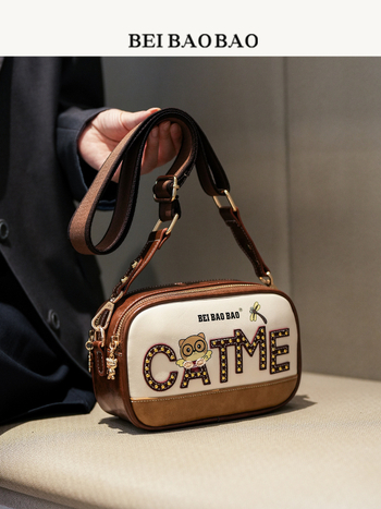 Crossbody torba u urbanom minimalističkom stilu, PU materijal, vodoravni kvadratni oblik, otvaranje zatvaračem, laminirana unutarnja pretinac.