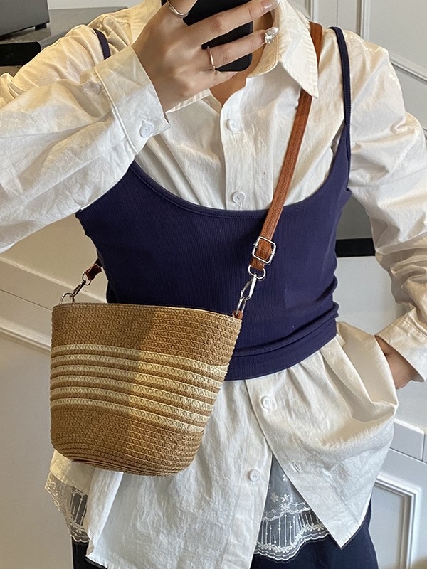 Slamnata bucket torba s zatvaranjem na zip, podstava od poliestera, jedna naramenica, za svakodnevnu upotrebu