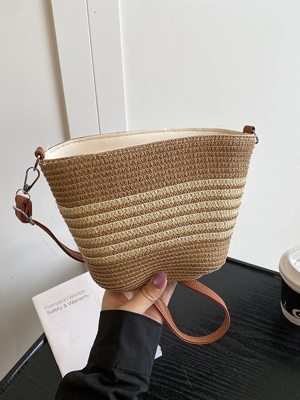Slamnata bucket torba s zatvaranjem na zip, podstava od poliestera, jedna naramenica, za svakodnevnu upotrebu