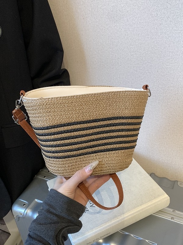 Slamnata bucket torba s zatvaranjem na zip, podstava od poliestera, jedna naramenica, za svakodnevnu upotrebu