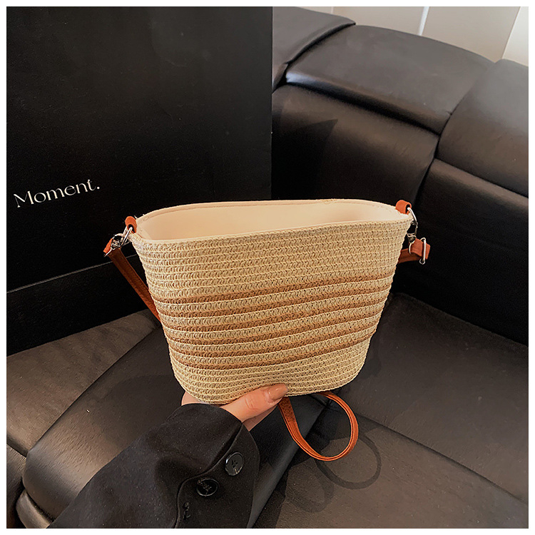 Slamnata bucket torba s zatvaranjem na zip, podstava od poliestera, jedna naramenica, za svakodnevnu upotrebu