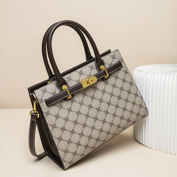 Tote torba od prave kože, dvostruka goveđa koža, podstava od poliestera, horizontalni četvrtasti oblik, zatvaranje na zip, unutarnji džepovi za telefon, ID, prijenosno računalo i kamera