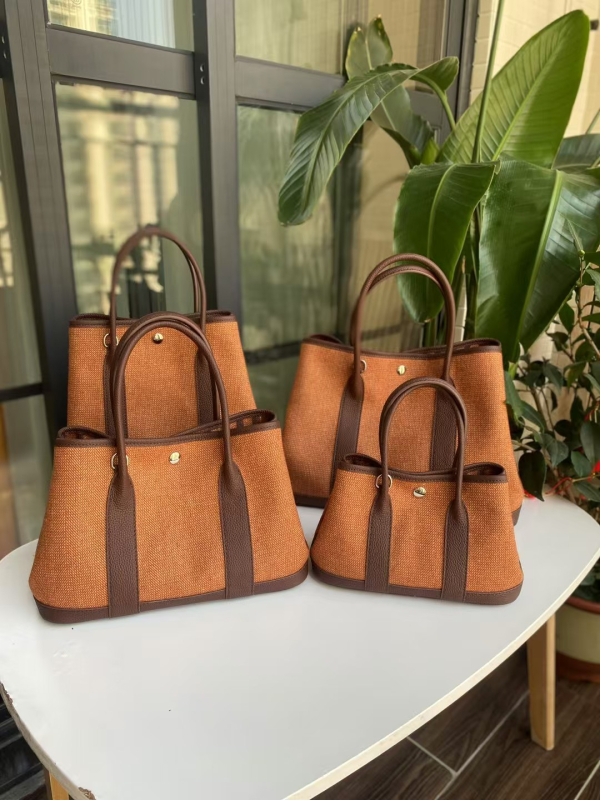 Garden Bag 2026 — Srednja veličina ženska torbica od vunene i lana s vršnim slojem teleće kože prve klase; kapak s magnetskim zatvaranjem; jedna naramenica/ crossbody naramenica; unutarnji džepovi za telefon i dokumente