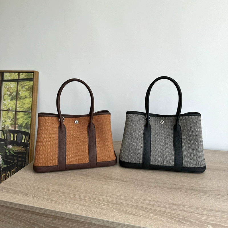 Garden Bag 2026 — Srednja veličina ženska torbica od vunene i lana s vršnim slojem teleće kože prve klase; kapak s magnetskim zatvaranjem; jedna naramenica/ crossbody naramenica; unutarnji džepovi za telefon i dokumente
