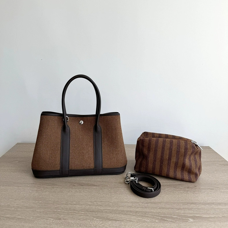 Garden Bag 2026 — Srednja veličina ženska torbica od vunene i lana s vršnim slojem teleće kože prve klase; kapak s magnetskim zatvaranjem; jedna naramenica/ crossbody naramenica; unutarnji džepovi za telefon i dokumente