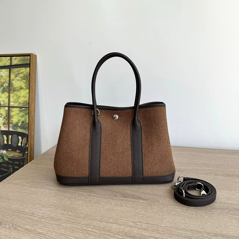 Garden Bag 2026 — Srednja veličina ženska torbica od vunene i lana s vršnim slojem teleće kože prve klase; kapak s magnetskim zatvaranjem; jedna naramenica/ crossbody naramenica; unutarnji džepovi za telefon i dokumente