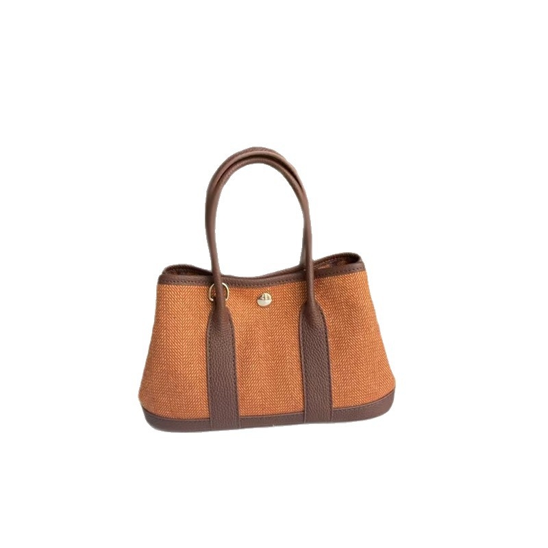 Garden Bag 2026 — Srednja veličina ženska torbica od vunene i lana s vršnim slojem teleće kože prve klase; kapak s magnetskim zatvaranjem; jedna naramenica/ crossbody naramenica; unutarnji džepovi za telefon i dokumente