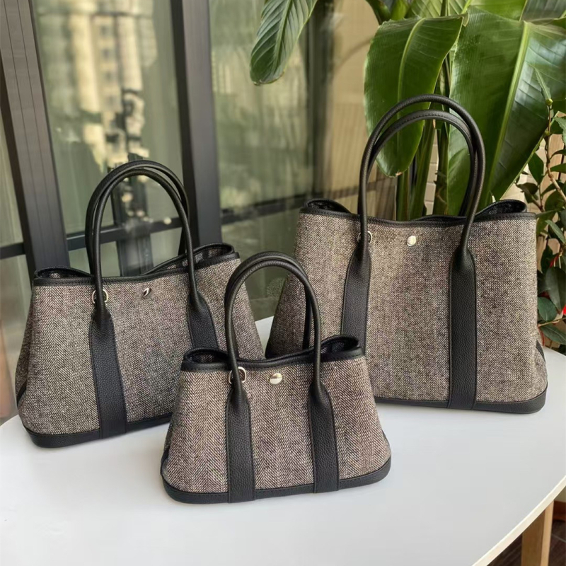 Garden Bag 2026 — Srednja veličina ženska torbica od vunene i lana s vršnim slojem teleće kože prve klase; kapak s magnetskim zatvaranjem; jedna naramenica/ crossbody naramenica; unutarnji džepovi za telefon i dokumente
