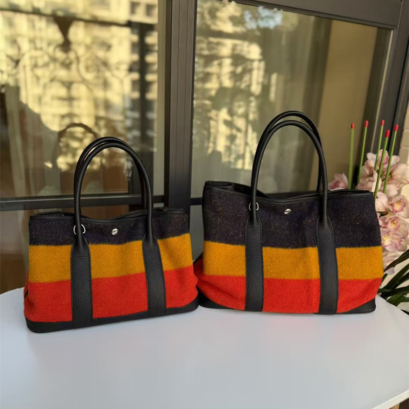 Garden Bag 2026 — Srednja veličina ženska torbica od vunene i lana s vršnim slojem teleće kože prve klase; kapak s magnetskim zatvaranjem; jedna naramenica/ crossbody naramenica; unutarnji džepovi za telefon i dokumente
