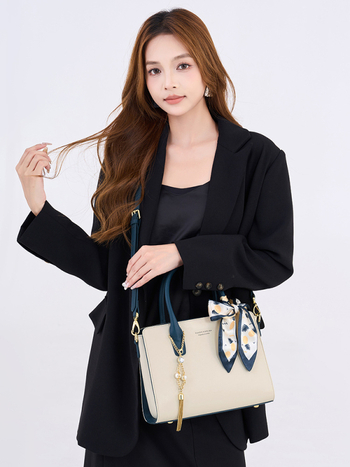 Ženska torba od prave kože, horizontalni kvadratični oblik, crossbody stil, velika kapaciteta, podstava od poliesteru, unutarnji džepovi: džep sa zatvaračem, džep za telefon, džep za osobnu iskaznicu.