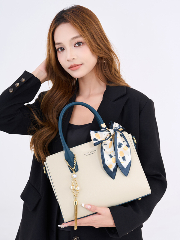 Ženska torba od prave kože, horizontalni kvadratični oblik, crossbody stil, velika kapaciteta, podstava od poliesteru, unutarnji džepovi: džep sa zatvaračem, džep za telefon, džep za osobnu iskaznicu.