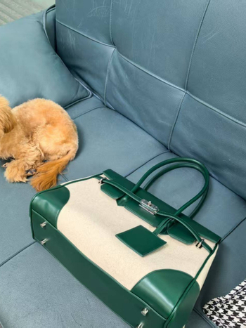 Női crossbody táska – PU anyag, vízszintes négyzet alakú forma, zárható lezárás, belső rekesz dokumentumok számára, belső bélés szintetikus bőrrel (Tél 2025)