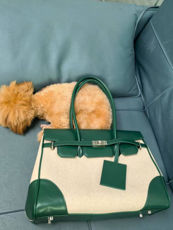 Női crossbody táska – PU anyag, vízszintes négyzet alakú forma, zárható lezárás, belső rekesz dokumentumok számára, belső bélés szintetikus bőrrel (Tél 2025)