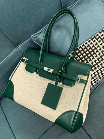 Női crossbody táska – PU anyag, vízszintes négyzet alakú forma, zárható lezárás, belső rekesz dokumentumok számára, belső bélés szintetikus bőrrel (Tél 2025)