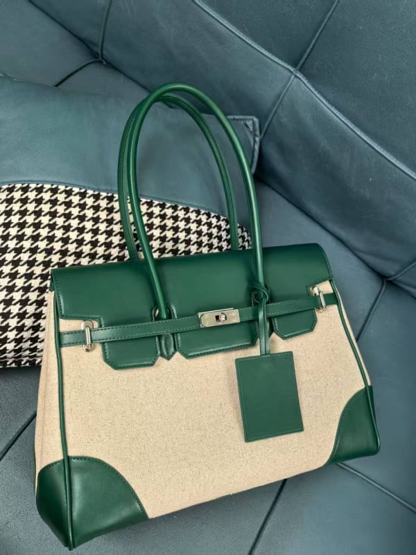 Női crossbody táska – PU anyag, vízszintes négyzet alakú forma, zárható lezárás, belső rekesz dokumentumok számára, belső bélés szintetikus bőrrel (Tél 2025)