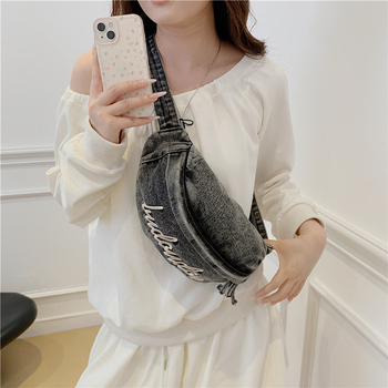 PU anyagú keresztpántos táska, városi egyszerűség, téli 2025 megjelenés, poliészter bélés, cipzáras nyitás, cipzáras zseb és mobiltelefon zseb, belső patch zseb