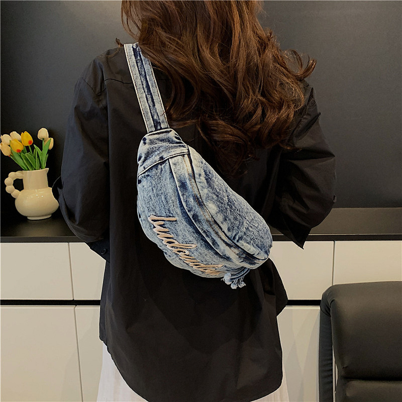 PU anyagú keresztpántos táska, városi egyszerűség, téli 2025 megjelenés, poliészter bélés, cipzáras nyitás, cipzáras zseb és mobiltelefon zseb, belső patch zseb