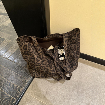 Shoulder Tote torba s leopard uzorkom, ulični stil, koža srnjaka, zaobljen oblik, poklopac otvaranje