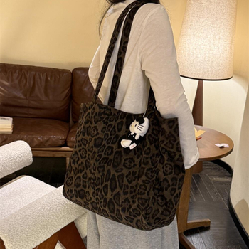 Shoulder Tote torba s leopard uzorkom, ulični stil, koža srnjaka, zaobljen oblik, poklopac otvaranje