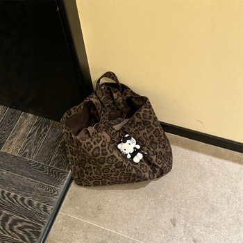 Shoulder Tote torba s leopard uzorkom, ulični stil, koža srnjaka, zaobljen oblik, poklopac otvaranje