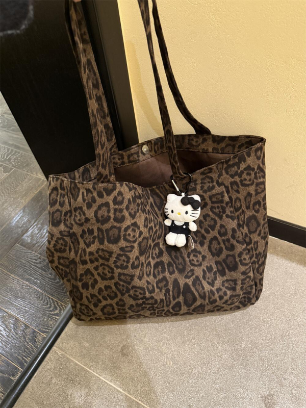 Shoulder Tote torba s leopard uzorkom, ulični stil, koža srnjaka, zaobljen oblik, poklopac otvaranje