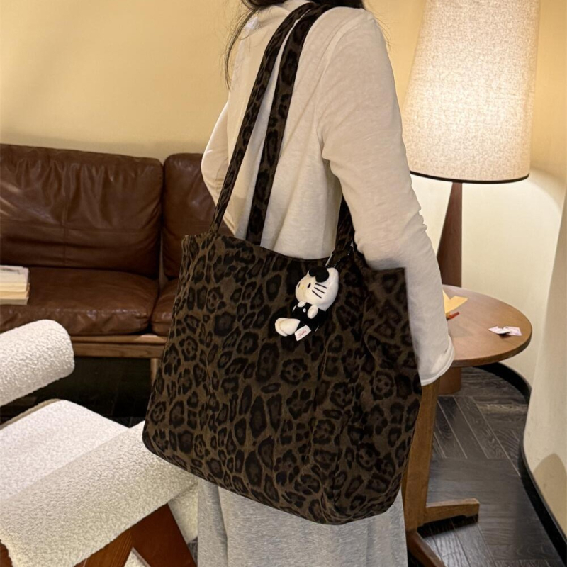 Shoulder Tote torba s leopard uzorkom, ulični stil, koža srnjaka, zaobljen oblik, poklopac otvaranje