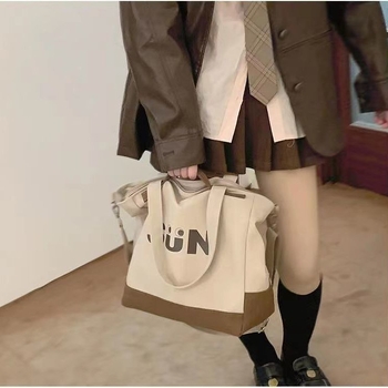 Canvas tote torba sa zatvaračem na zip, horizontalno kvadratnog oblika, unutarnje džepove za telefon i identifikaciju, dvostruke naramenice, platnena podstava, Stil: gradski street