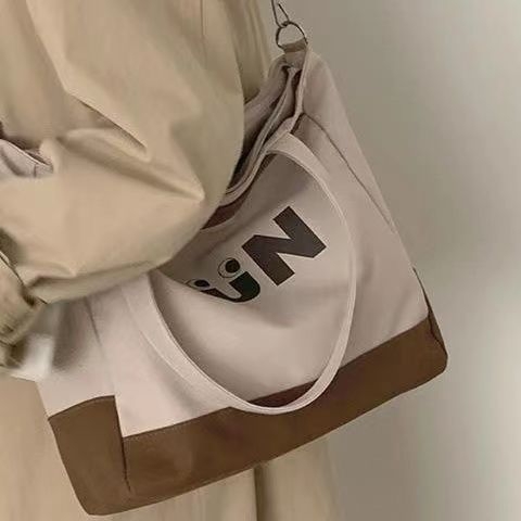 Canvas tote torba sa zatvaračem na zip, horizontalno kvadratnog oblika, unutarnje džepove za telefon i identifikaciju, dvostruke naramenice, platnena podstava, Stil: gradski street
