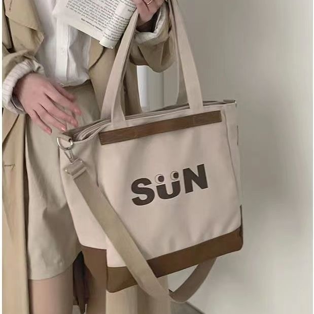 Canvas tote torba sa zatvaračem na zip, horizontalno kvadratnog oblika, unutarnje džepove za telefon i identifikaciju, dvostruke naramenice, platnena podstava, Stil: gradski street