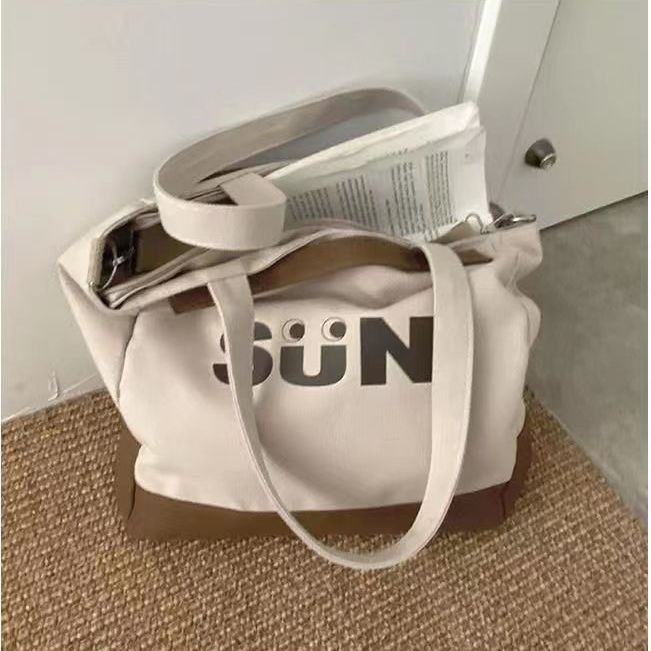 Canvas tote torba sa zatvaračem na zip, horizontalno kvadratnog oblika, unutarnje džepove za telefon i identifikaciju, dvostruke naramenice, platnena podstava, Stil: gradski street