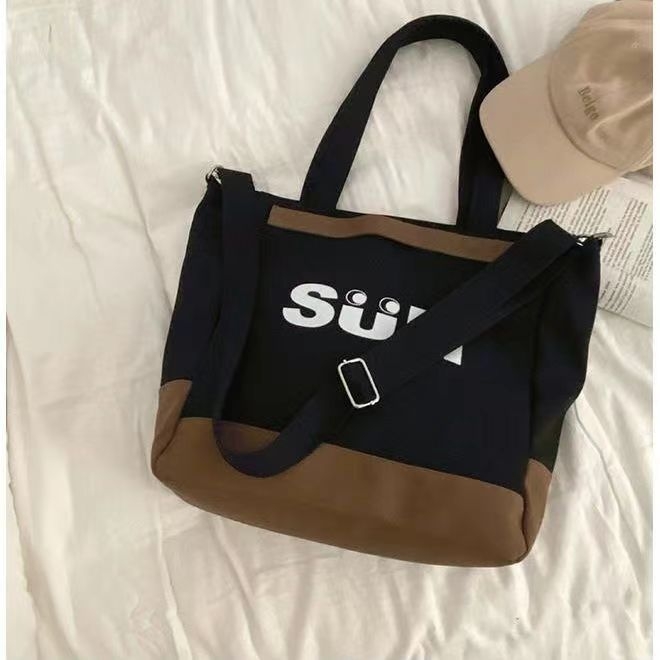 Canvas tote torba sa zatvaračem na zip, horizontalno kvadratnog oblika, unutarnje džepove za telefon i identifikaciju, dvostruke naramenice, platnena podstava, Stil: gradski street
