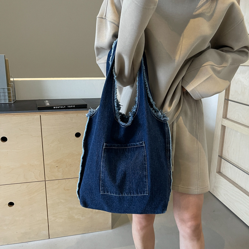 Denim torbica za rameni – urbana jednostavnost, horizontalni kvadratni oblik, zatvaranje na zip, velika kapaciteta, unutarnja džep na zip i džep za ID