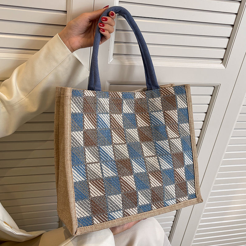 Utcai egyszerűségű tote táska pamut és vászon anyagból, mágneses zárású, belső cipzáras zseb.