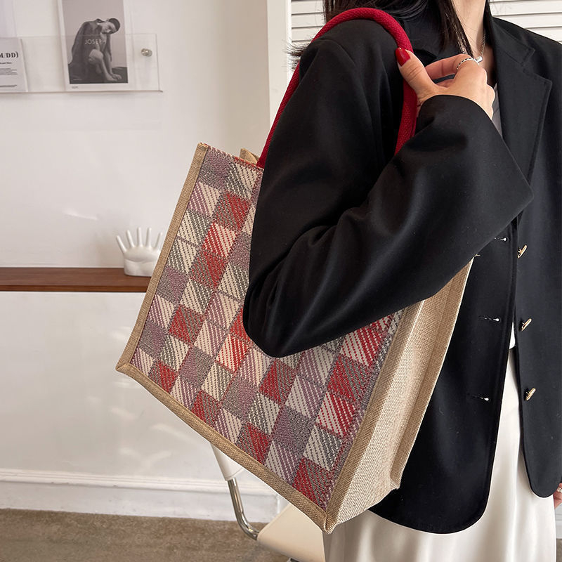 Utcai egyszerűségű tote táska pamut és vászon anyagból, mágneses zárású, belső cipzáras zseb.