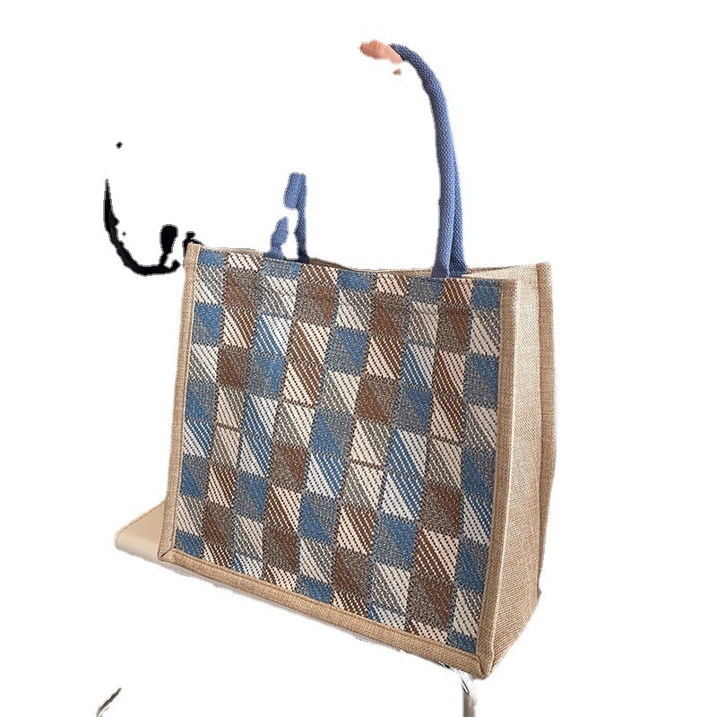 Utcai egyszerűségű tote táska pamut és vászon anyagból, mágneses zárású, belső cipzáras zseb.