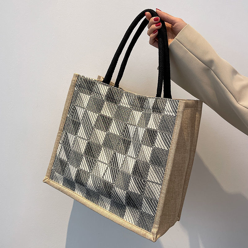 Utcai egyszerűségű tote táska pamut és vászon anyagból, mágneses zárású, belső cipzáras zseb.