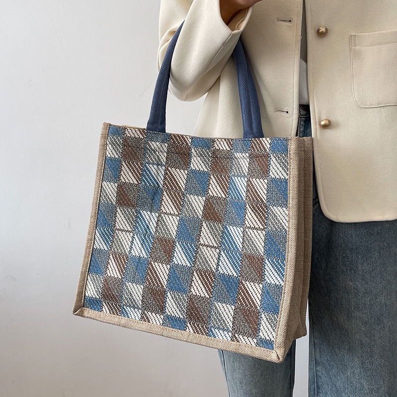 Utcai egyszerűségű tote táska pamut és vászon anyagból, mágneses zárású, belső cipzáras zseb.