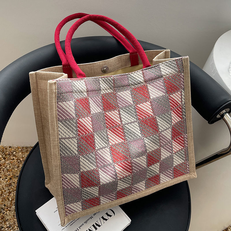 Utcai egyszerűségű tote táska pamut és vászon anyagból, mágneses zárású, belső cipzáras zseb.