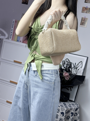 PU anyagú tote táska, street-trend stílus, horizontális négyzet alakú forma, kapucsukós nyitás, egy vállpánt